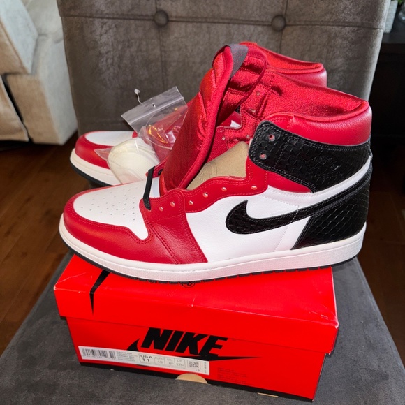 NIB NEW Women’s Nike Air Jordan 1 Retro High OG Satin Snake Sneakers 11 - Picture 4 of 6